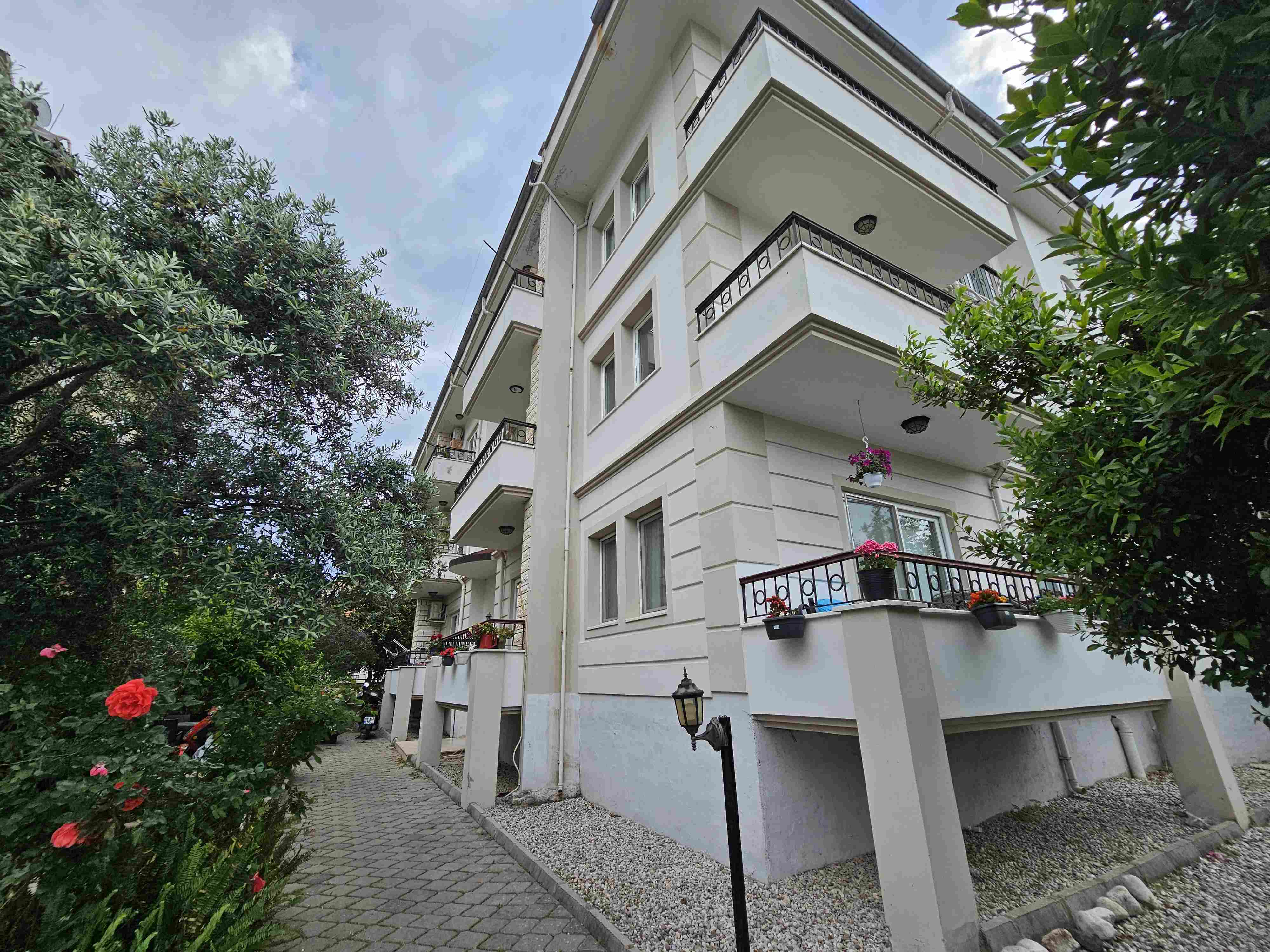 Taşyaka Trafik Eğitim Parkı Civarında Havuzlu Sitede 3+1 Satılık Daire